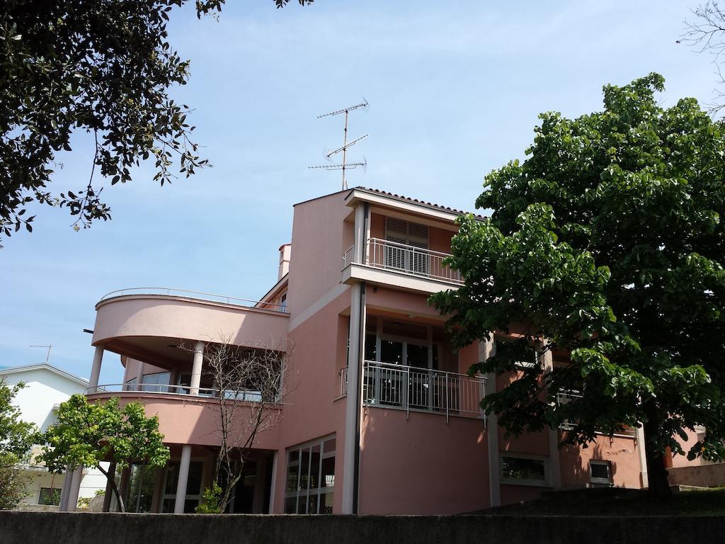 Apartments Seafront Villa Pula Buitenkant foto